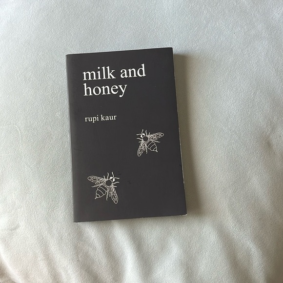 Milk and Honey Book Rupi Kaur - Picture 1 of 4